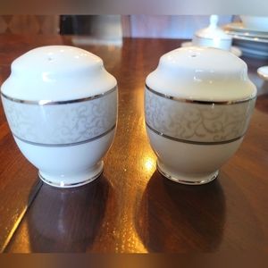 Mikasa L3438 salt and pepper shakers